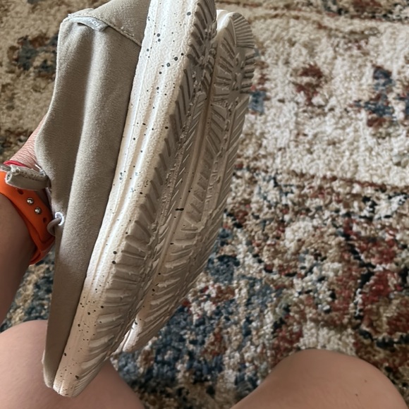 Beige colored hey dudes missing a little lace tab - Picture 6 of 7